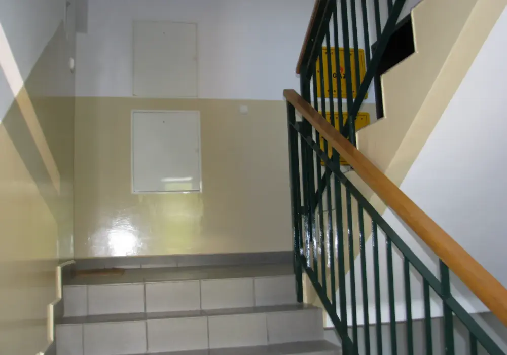 Ile kosztuje remont klatki schodowej w bloku? Sprawdź, co wpływa na ceny