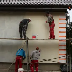 Jak prawidłowo nakładać tynk cienkowarstwowy i uniknąć najczęstszych błędów
