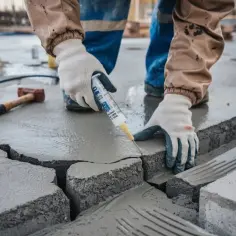 Jaki tynk na fundament wybrać, aby uniknąć problemów z wilgocią i mrozem