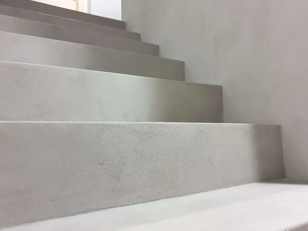 Schody betonowe wykończone mikrocementem