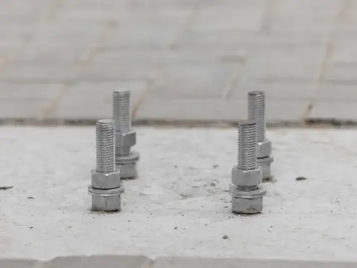 Zdjęcie Śruba do kotwy – jak wybrać najlepsze mocowanie do betonu?
