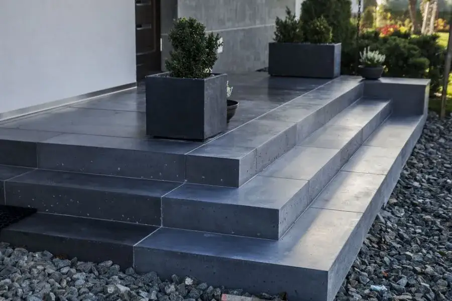 Zdjęcie Jakie materiały wybrać na schody z betonu dla trwałości i estetyki